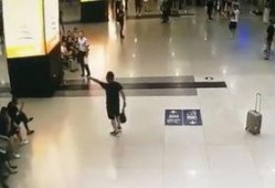 青岛飞机场爆料视频最新,惊现神秘事件，航拍视频曝光惊人一幕